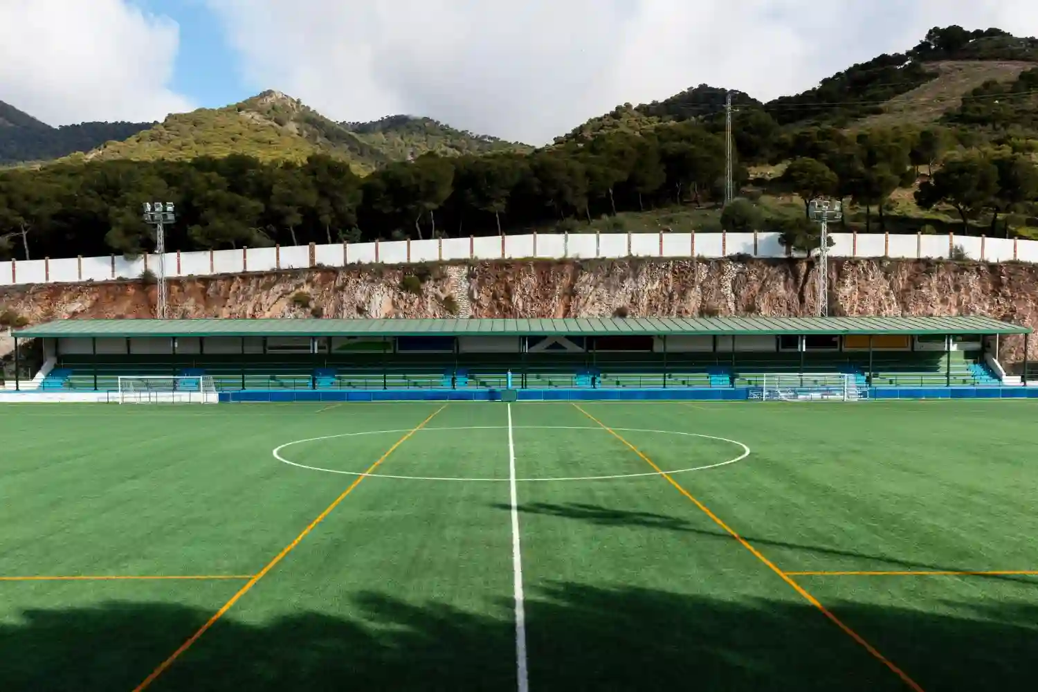 cuanto mide un campo de futbol