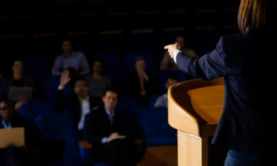 cuantos politicos hay en españa
