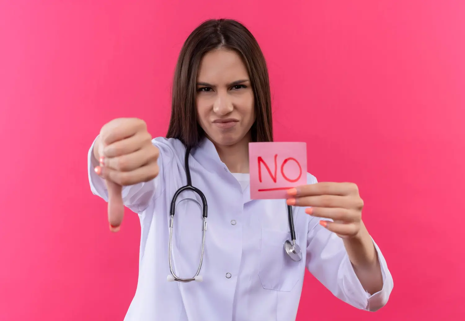 doctora con papelito no