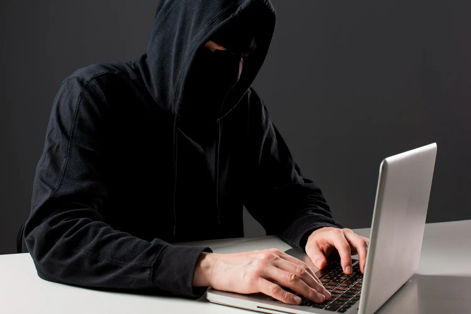 estafador informatico delante de pc