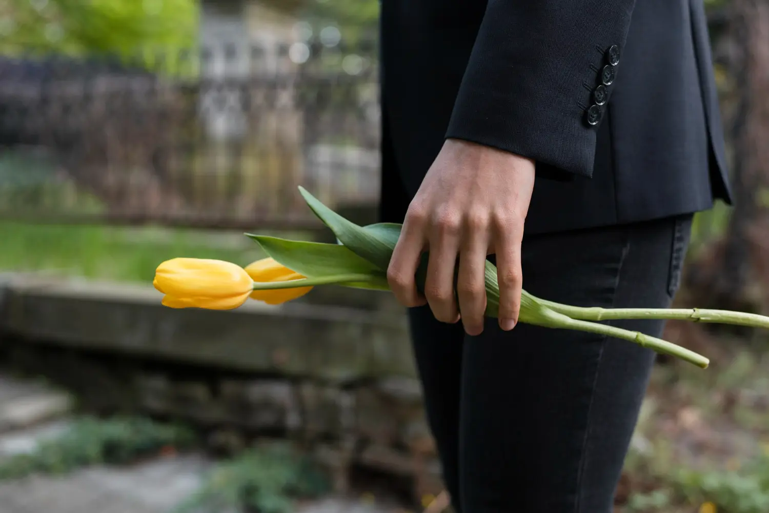 hombre con flores en funeral