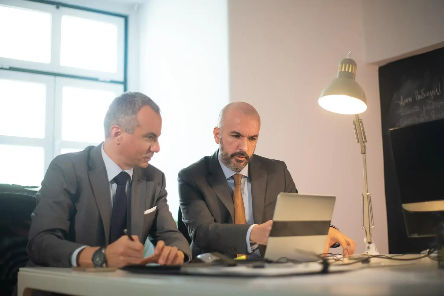 hombres hacen OPA de BBVA a Sabadell