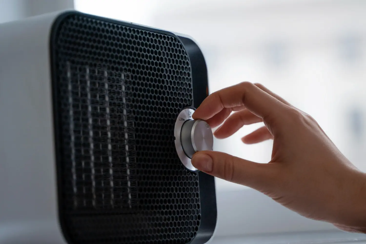 mano encendiendo una radio