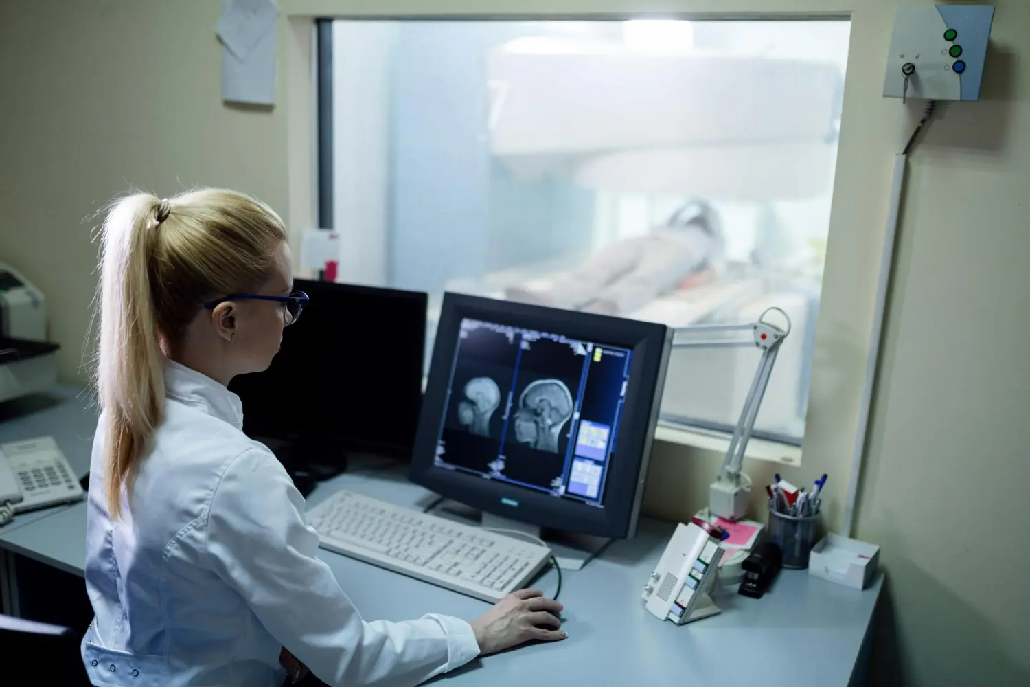 medica hace una tomografia computarizada