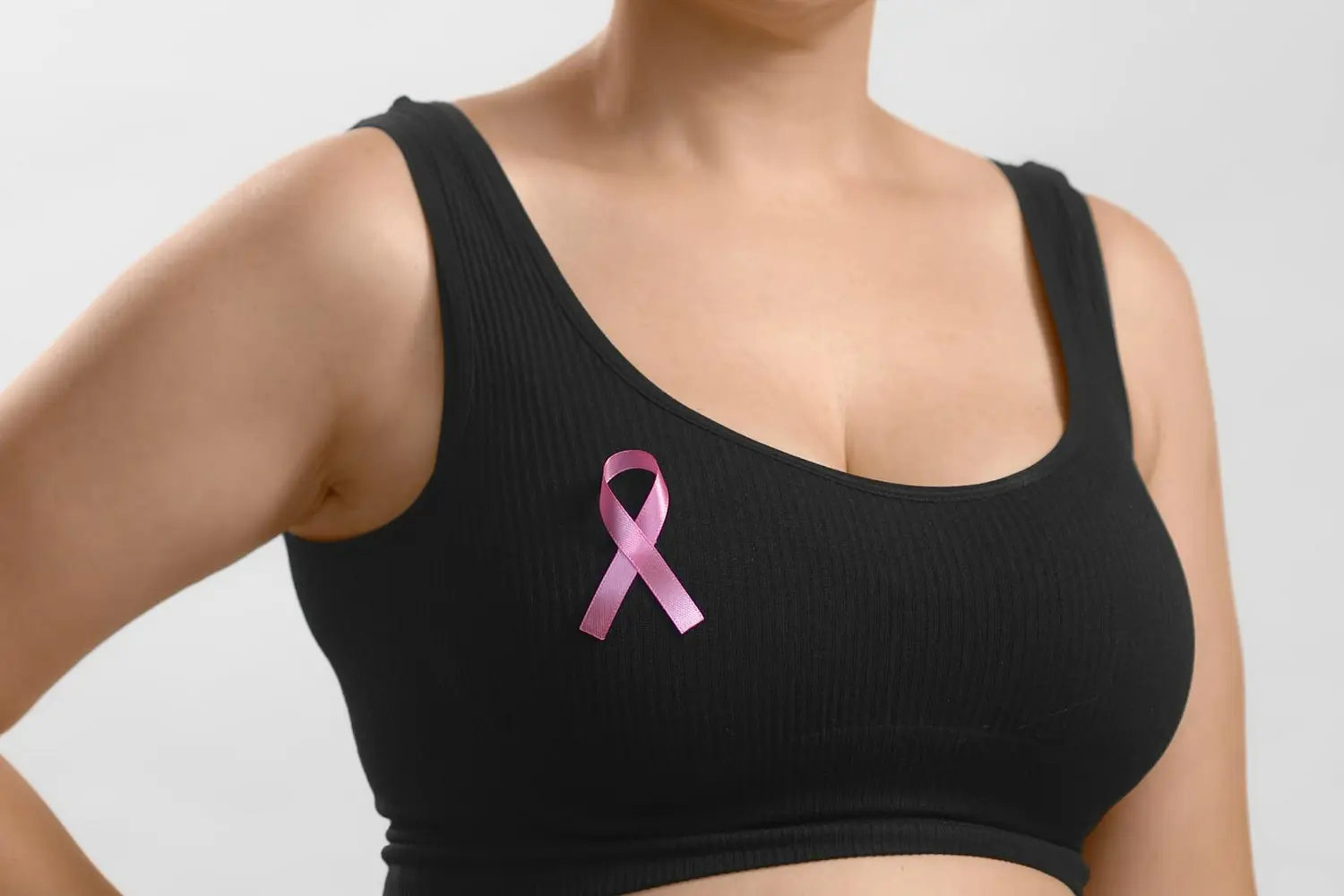 mujer con lazo contra cáncer de mama