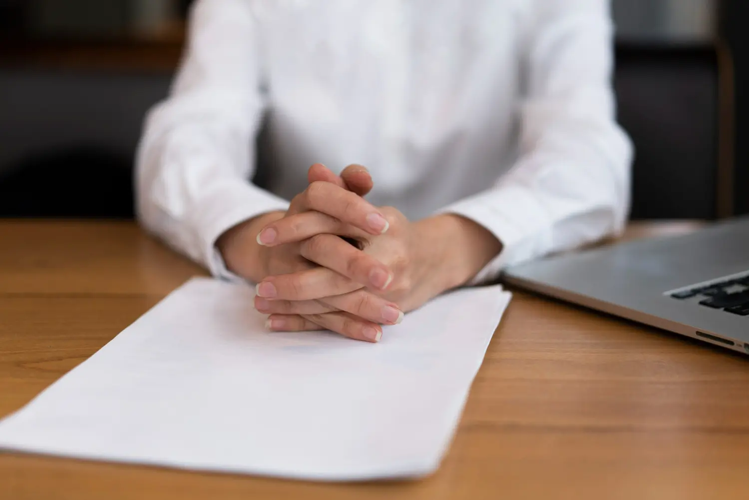 mujer con un permiso por fallecimiento