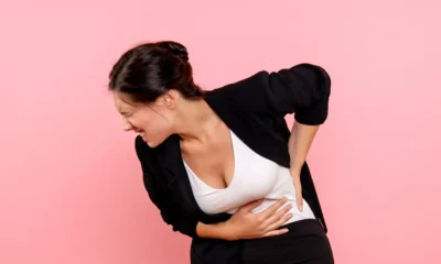 mujer con una costilla rota