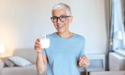 mujer mayor con vaso con la fageda