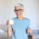 mujer mayor con vaso con la fageda