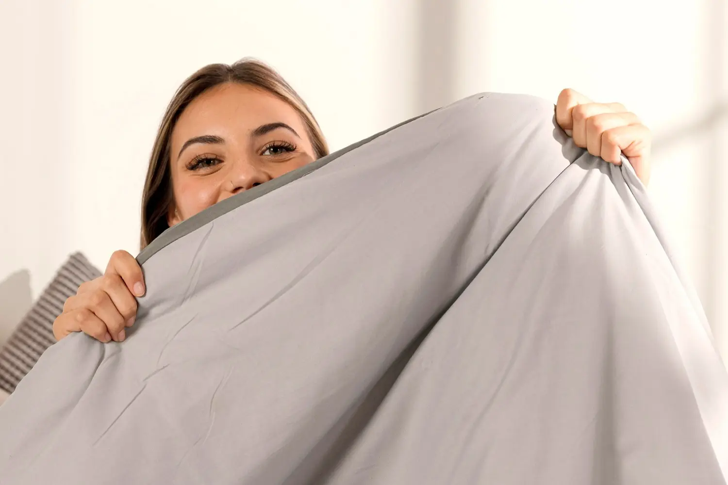 mujer sujeta una funda nórdica 240x220