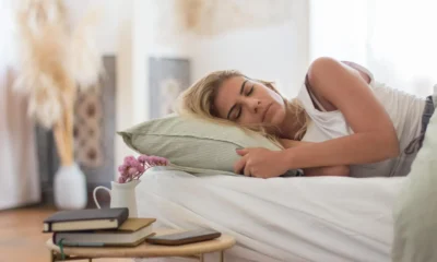 para que lado es mejor dormir