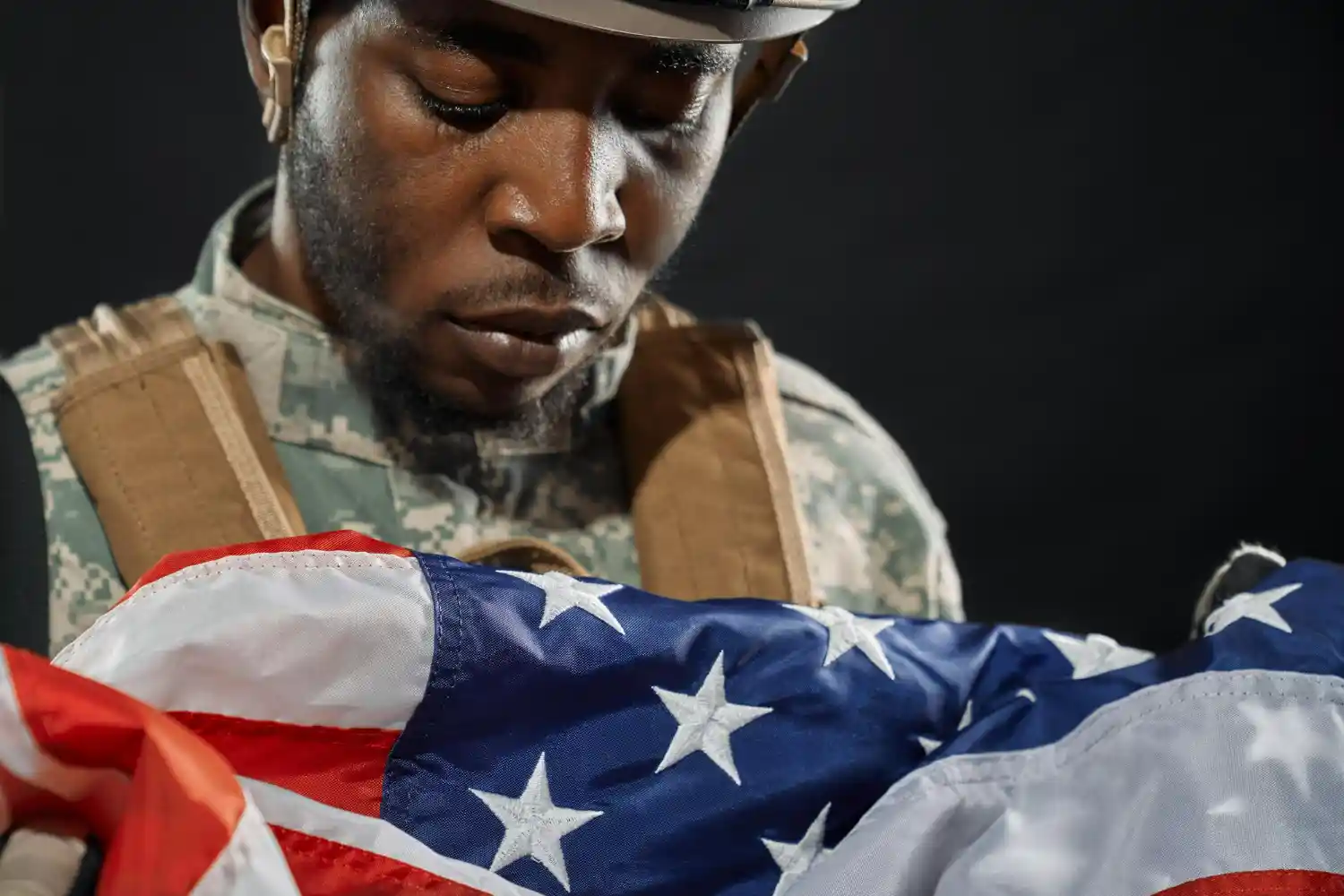 soldado de EEUU mira bandera