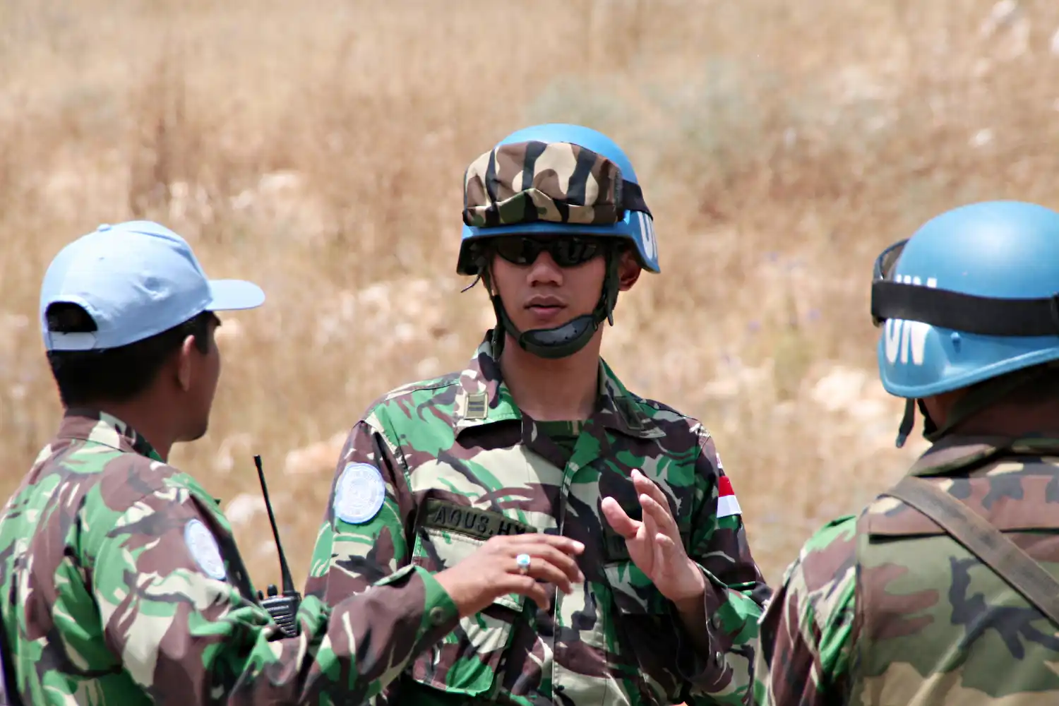 tres soldados con cascos azules de la ONU