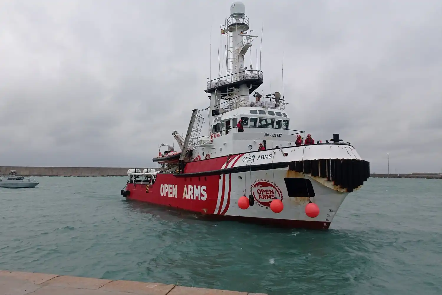 un barco de la ong Open Arms en puerto