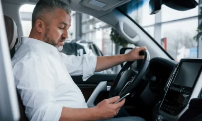 un conductor profesional mira el movil