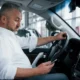 un conductor profesional mira el movil