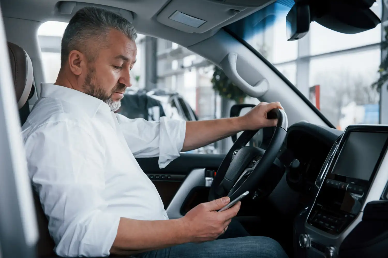 un conductor profesional mira el movil