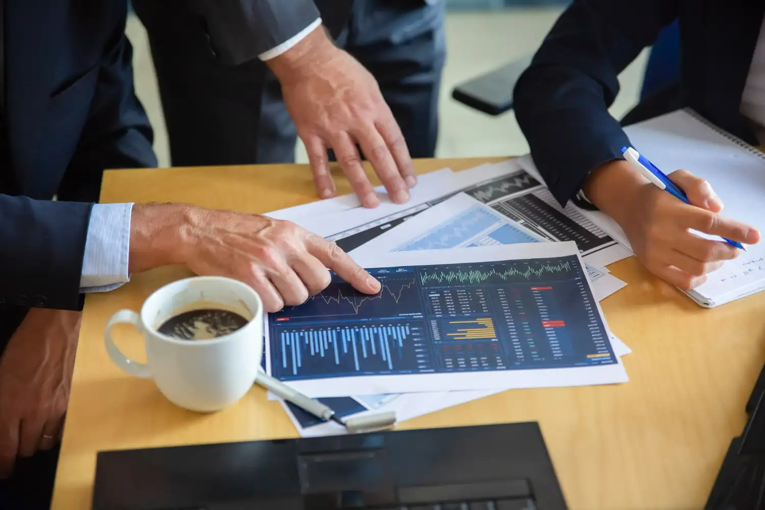 varios managers analizan folleto de banco