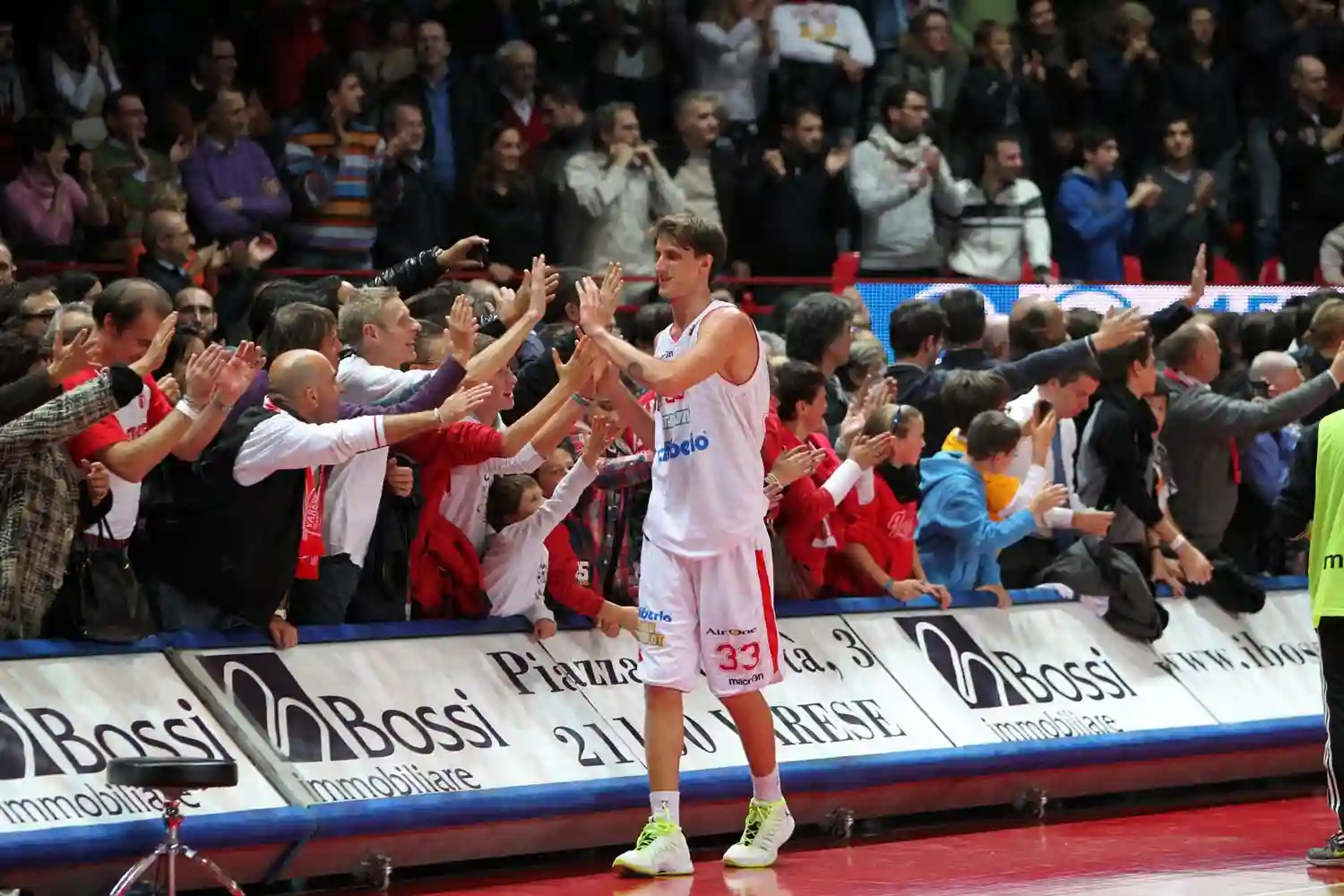 Achille Polonara saludando aficionados