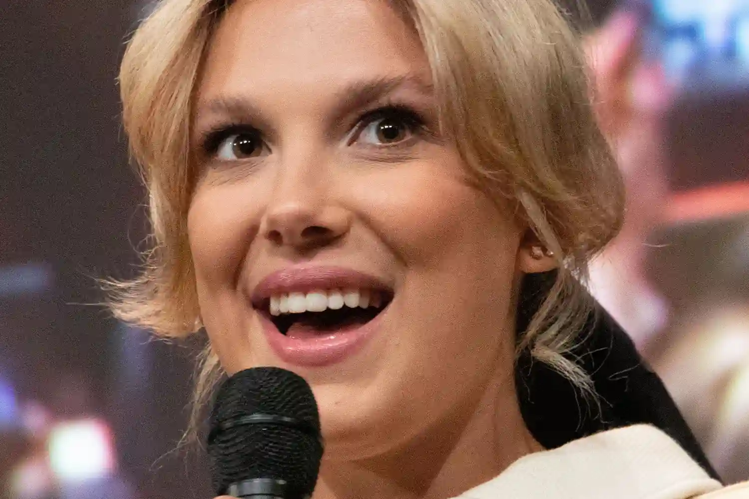 Millie Bobby Brown hablando con micro