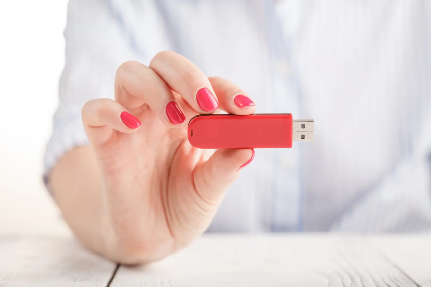 Porque mi pendrive aparece y desaparece