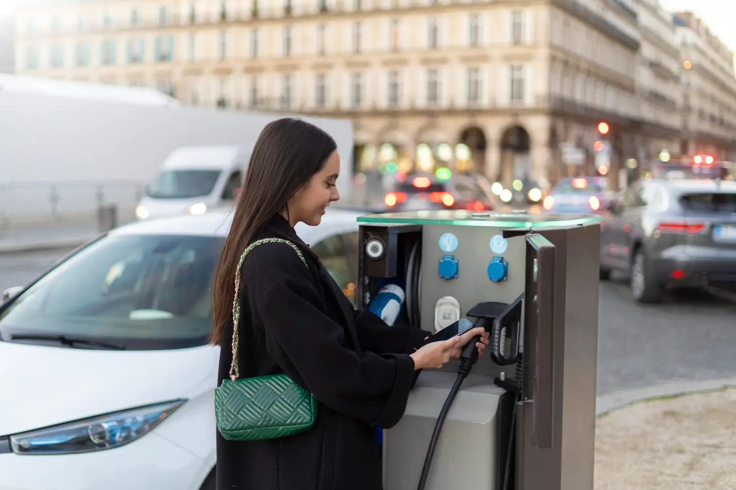 Reino Unido tasa a eléctricos e híbridos por km