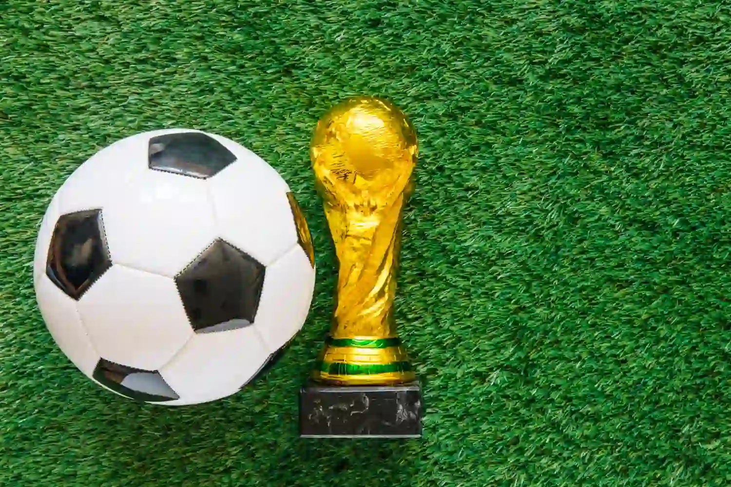balon de futbol con copa del mundo