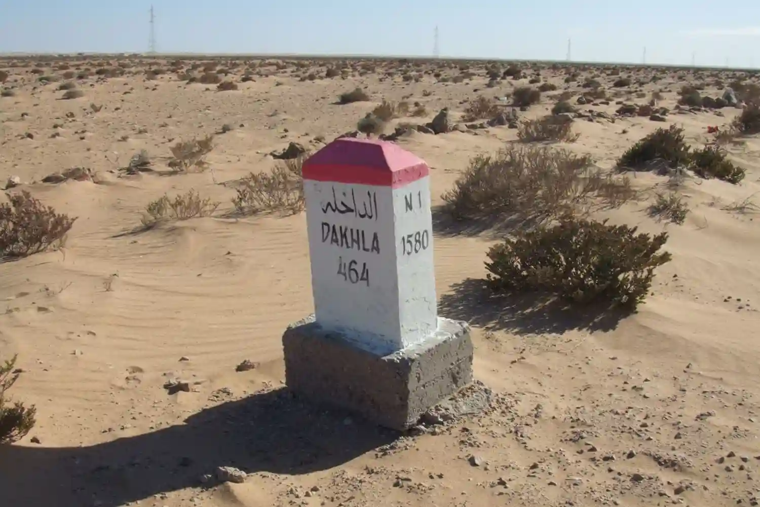 bolardo de señalizacion en el Sáhara Occidental