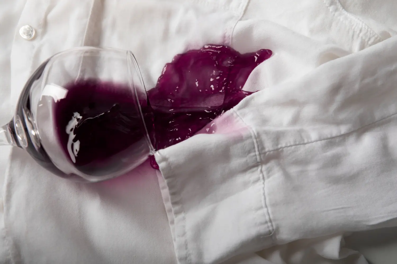 como quitar manchas de vino​