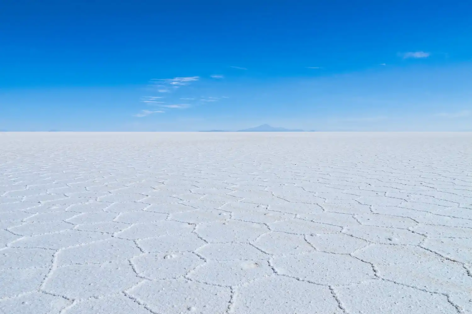 desierto de sal de Bolivia refleja el cielo