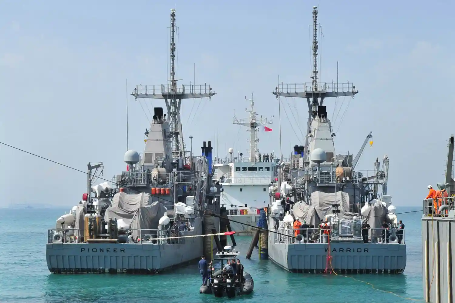 dos barcos de guerra americanos