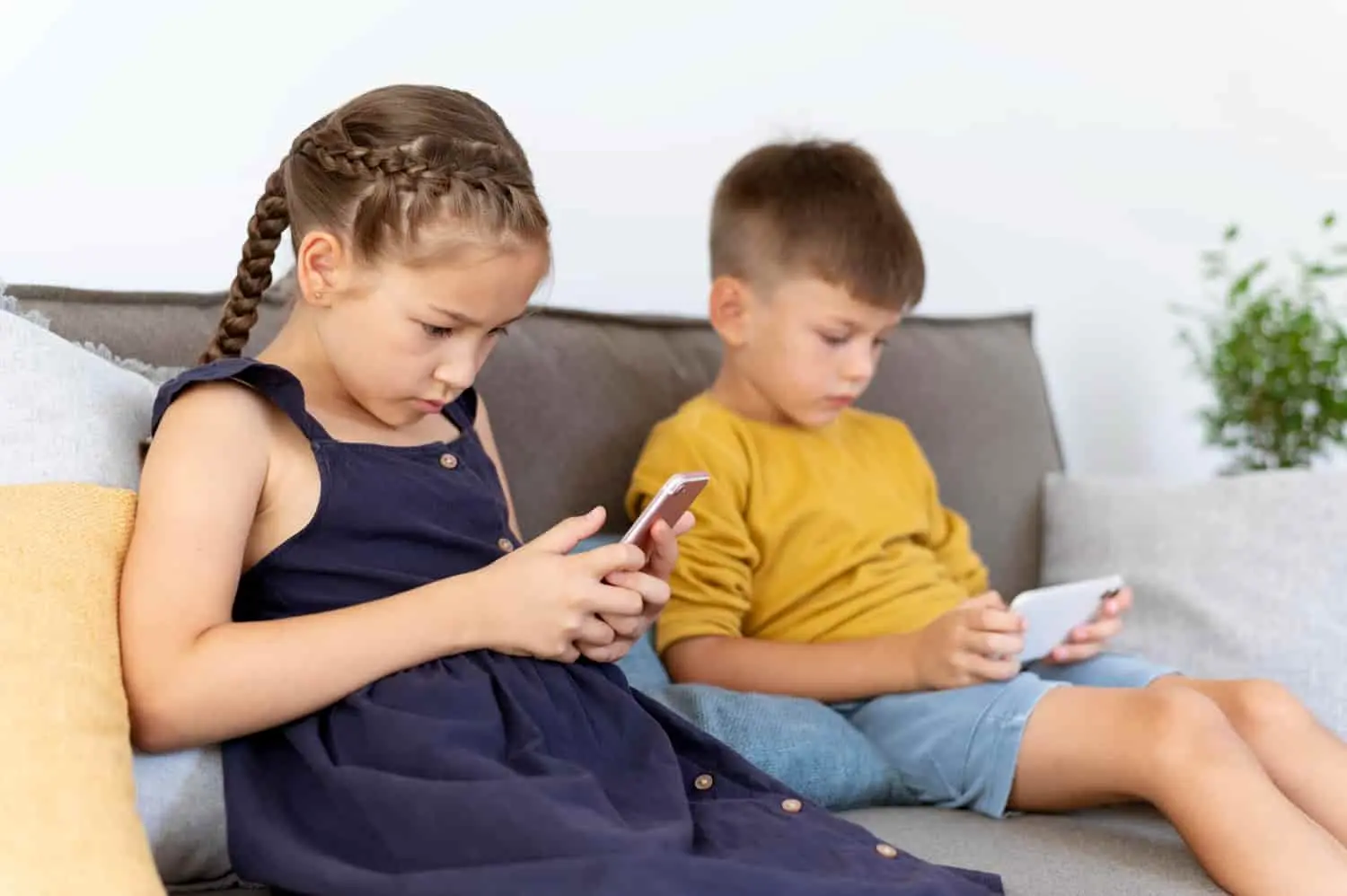 dos menores mirando Twitch