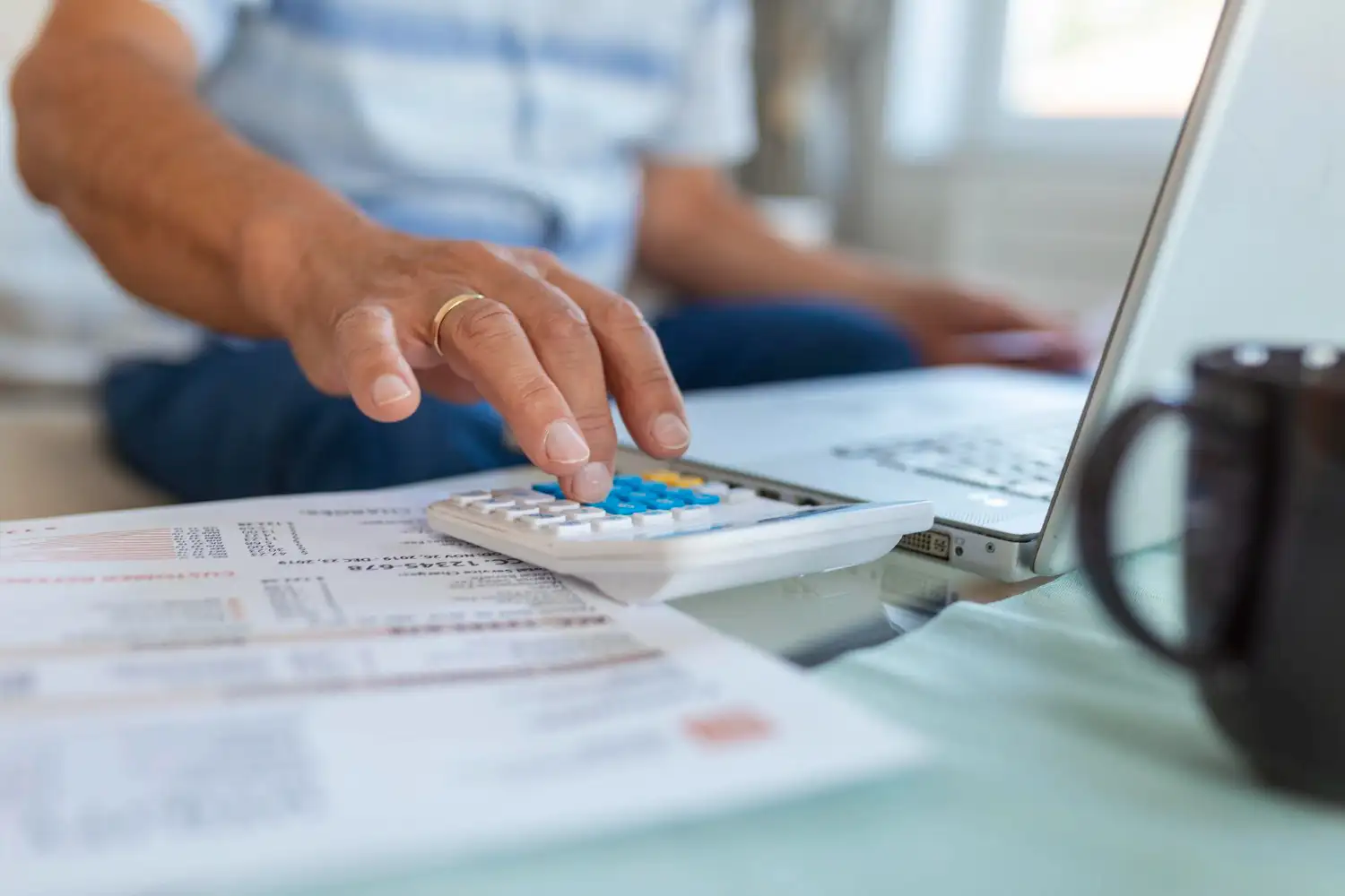 hombre de familia calculando salario