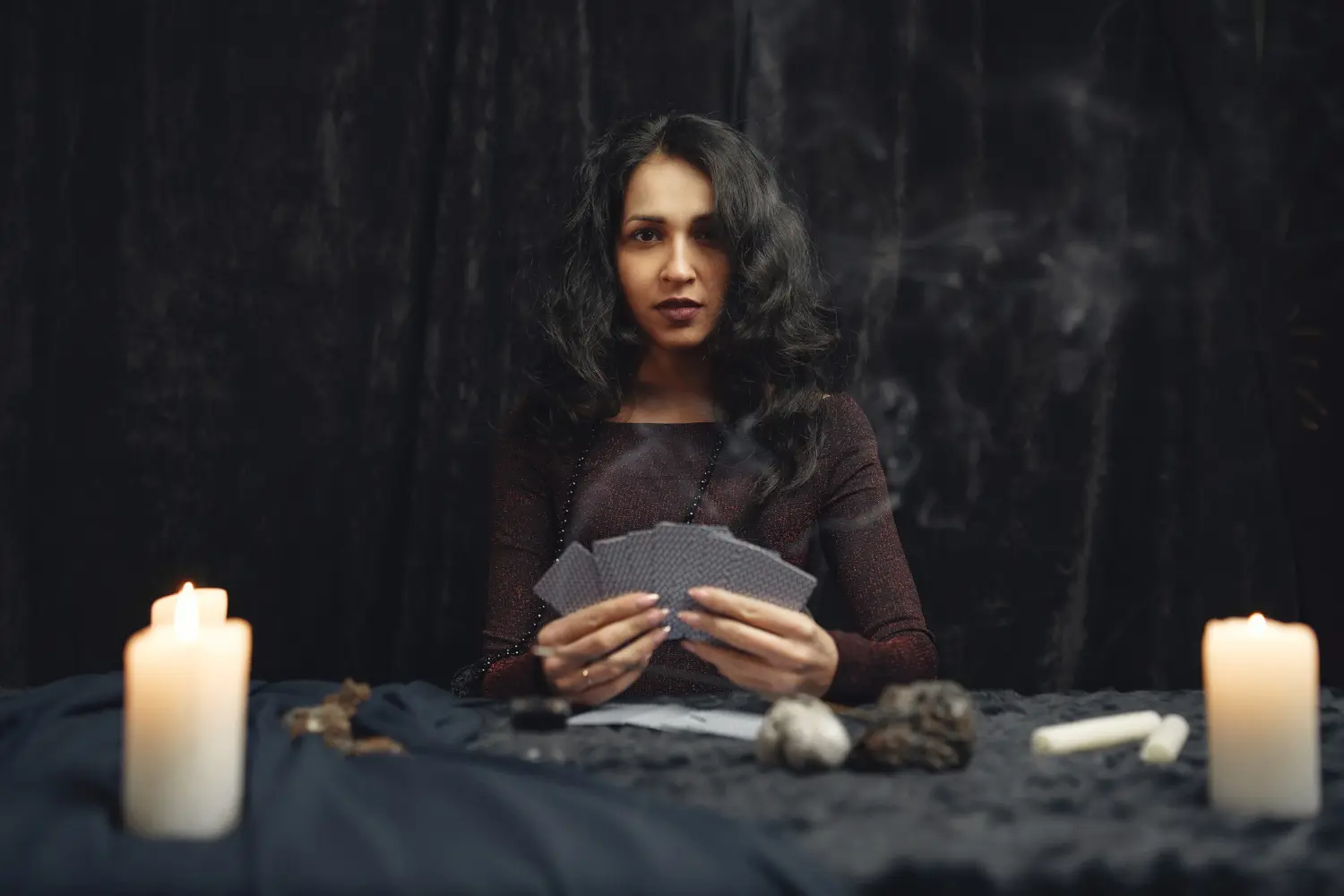 la bruja de putin usando cartas