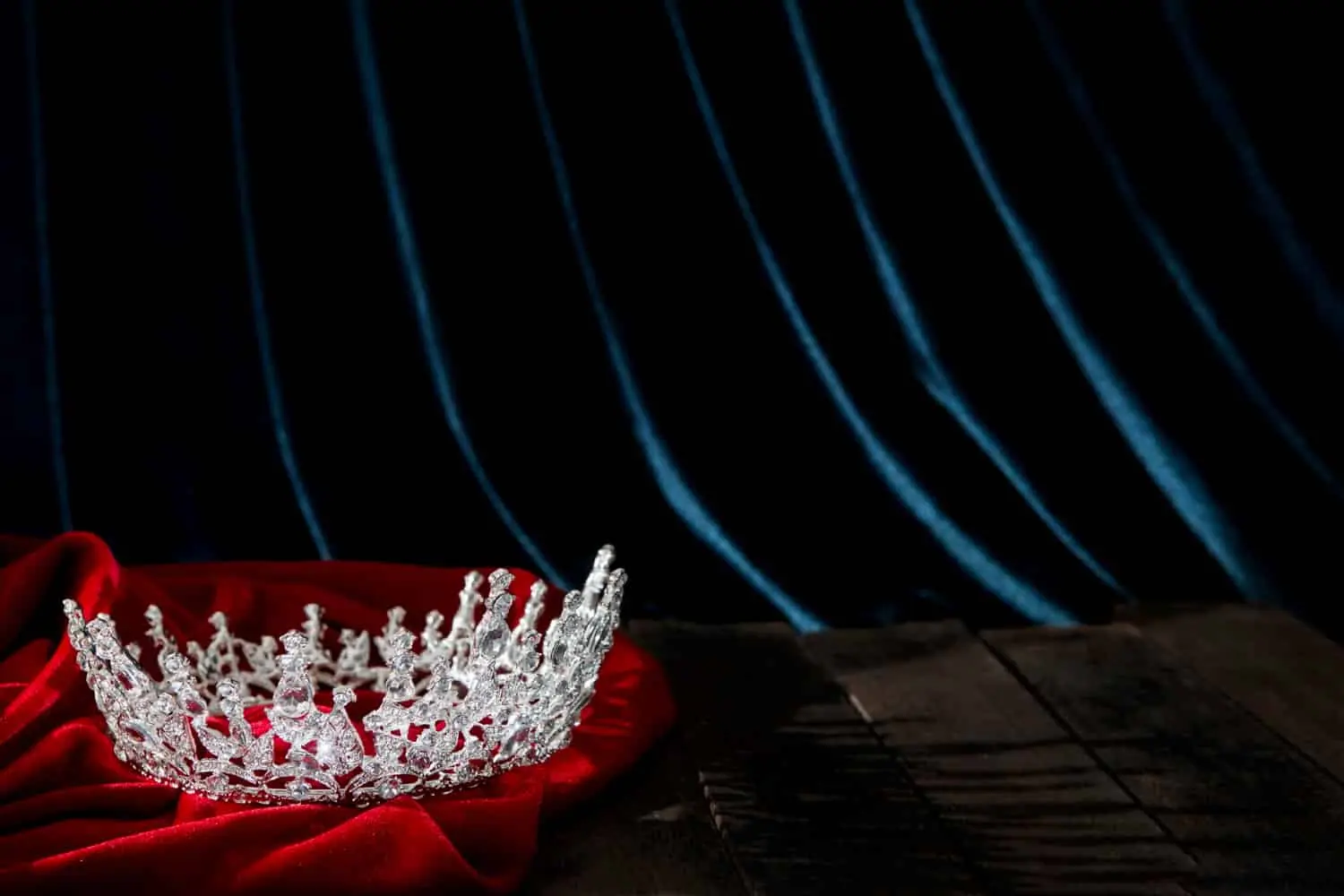 la corona de miss universo apoyada