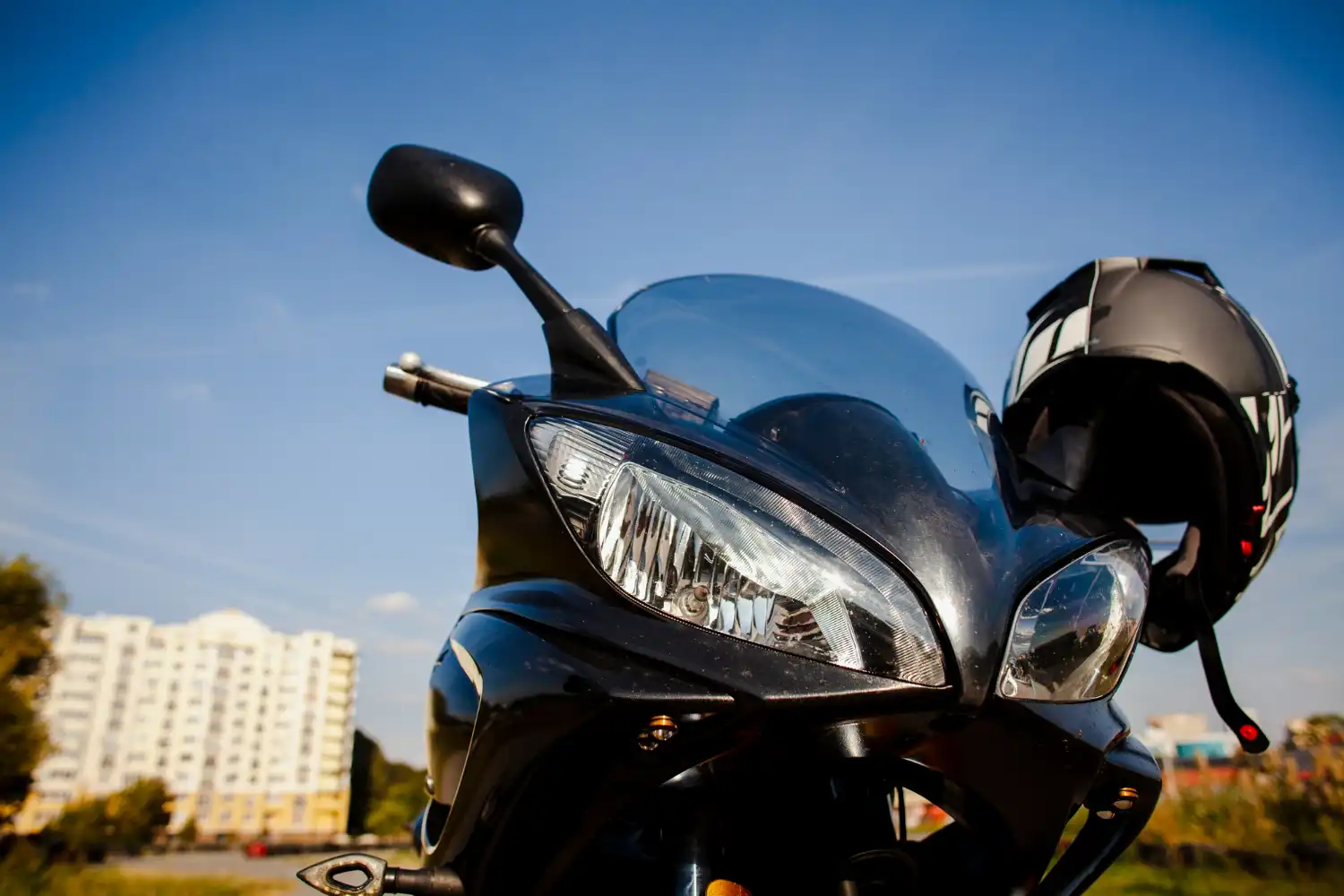 luces antiniebla de una moto