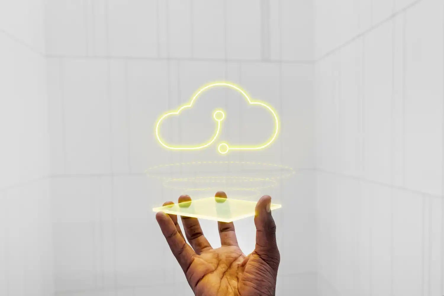 mano sujeta una nube cloud