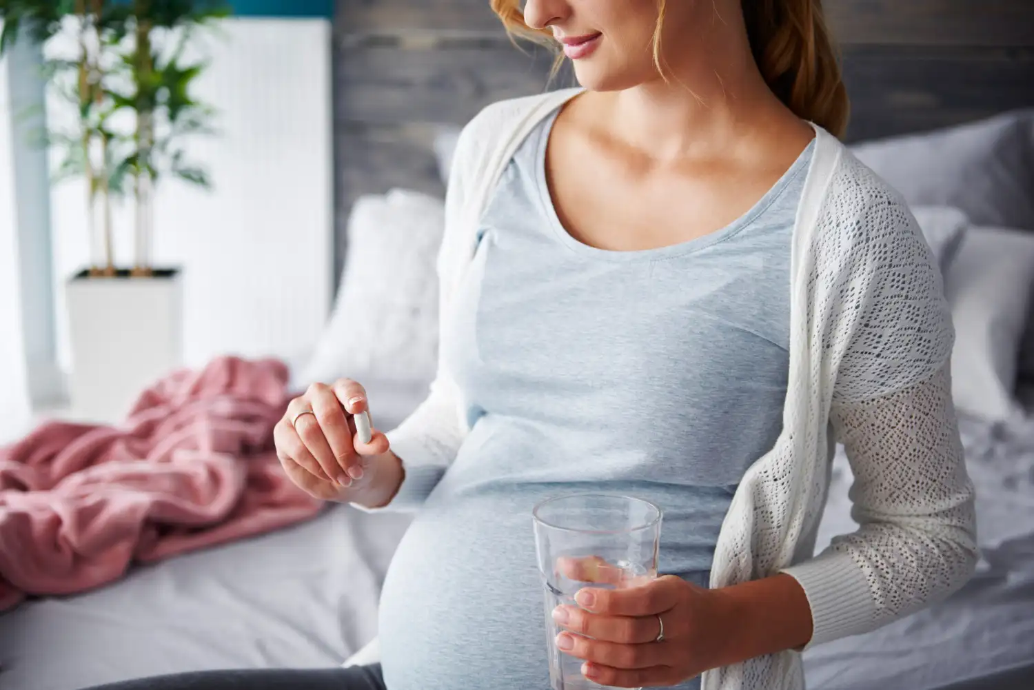 mujer embarazada tomando paracetamol
