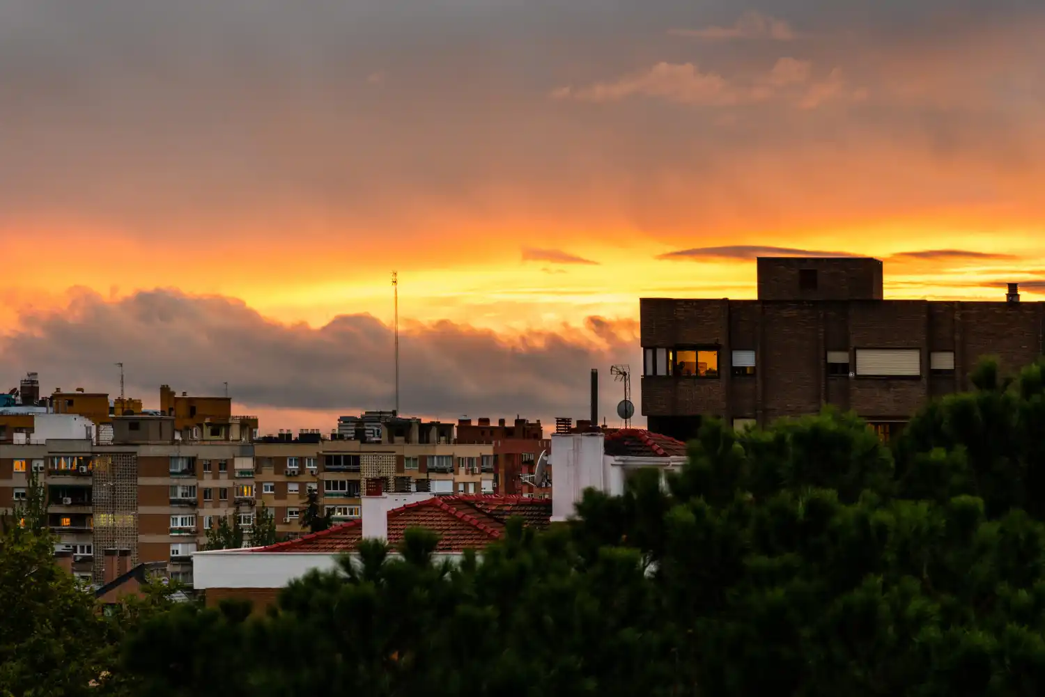 puesta de sol en un barrio de madrid