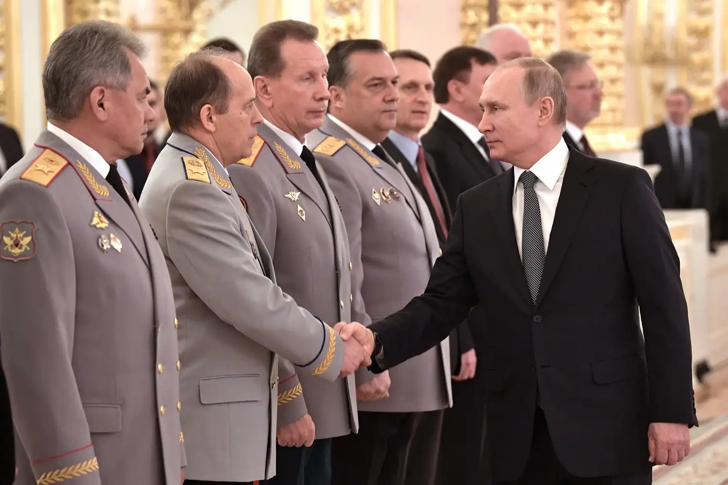 putin da la mano a uno de sus generales