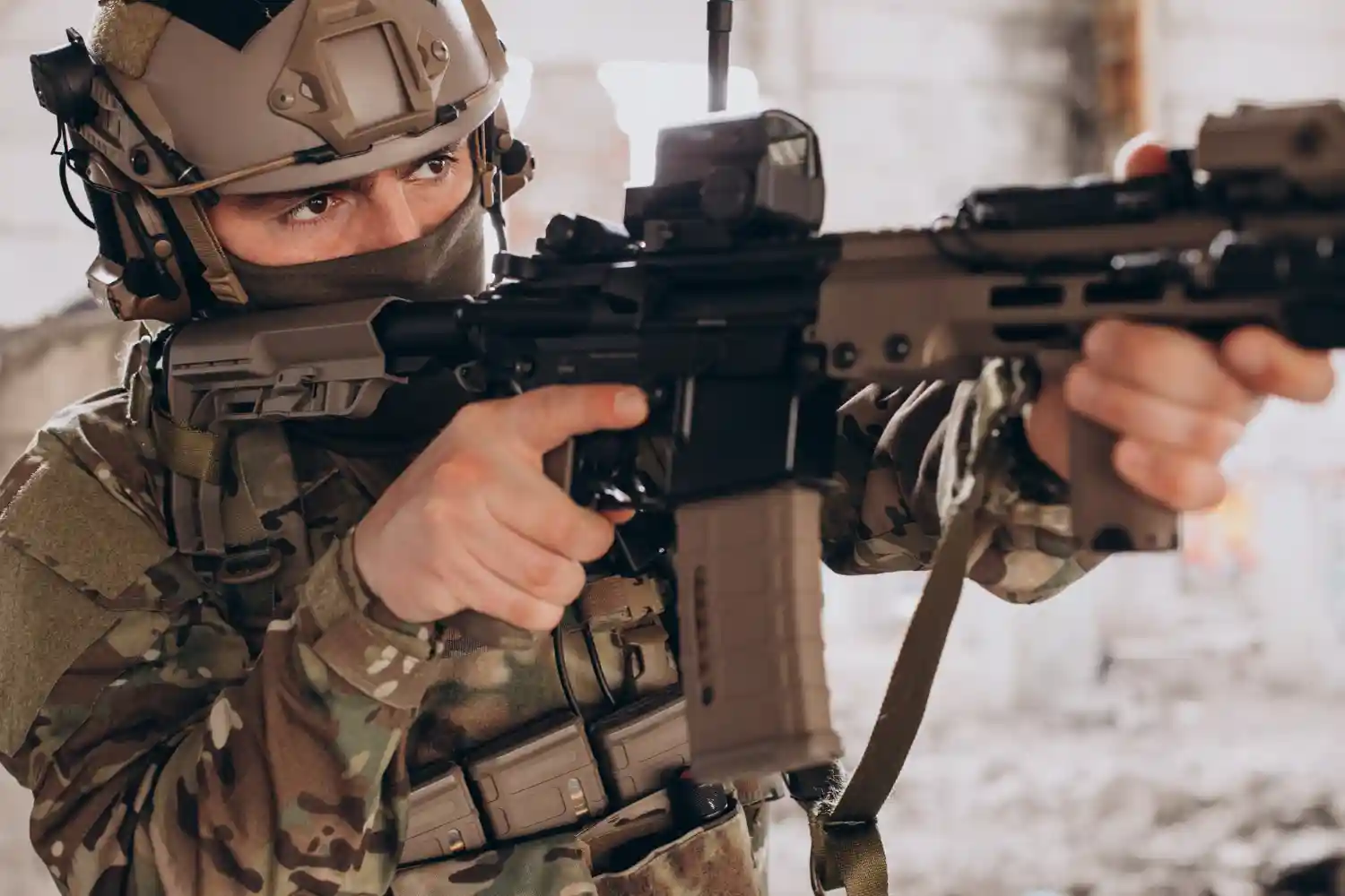 soldado americano prueba un rifle de asalto