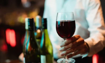sommelier con vino tinto en mano