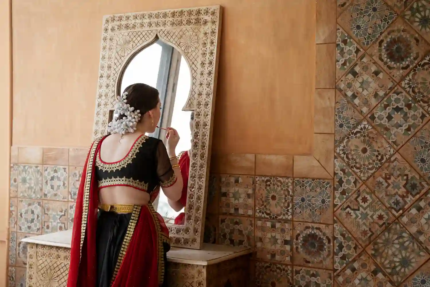 una esposa niña de iran mira ventana