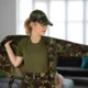 una mujer militar vistiendose