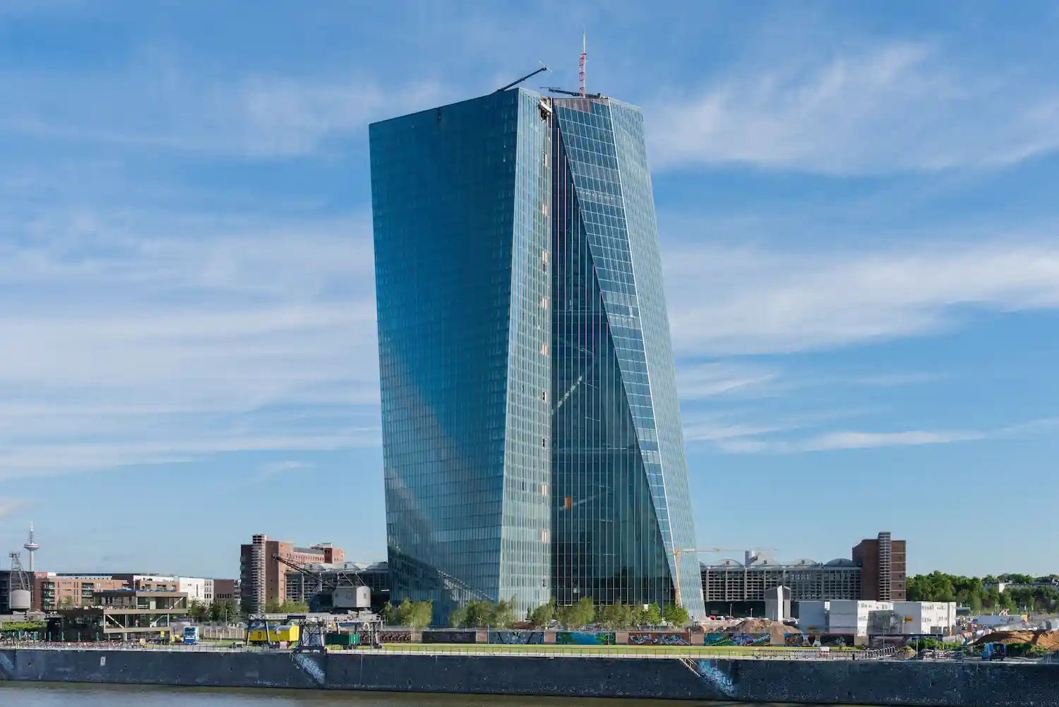 BCE mantiene los tipos en el 2 por cien
