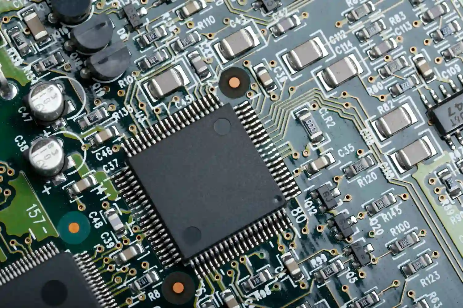 Intel prueba equipos de un proveedor sancionado
