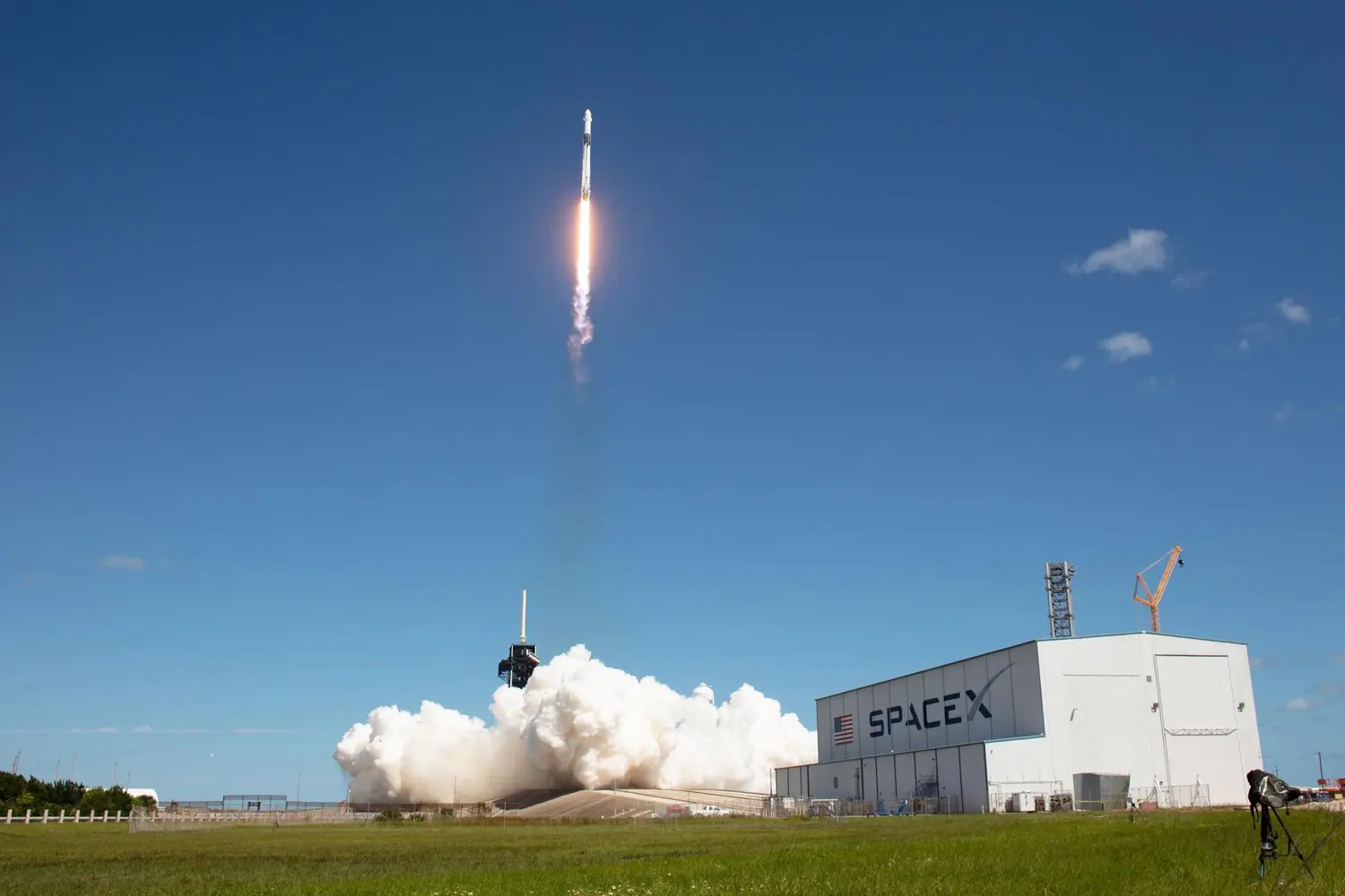 SpaceX vale ya 800.000 millones de dolares