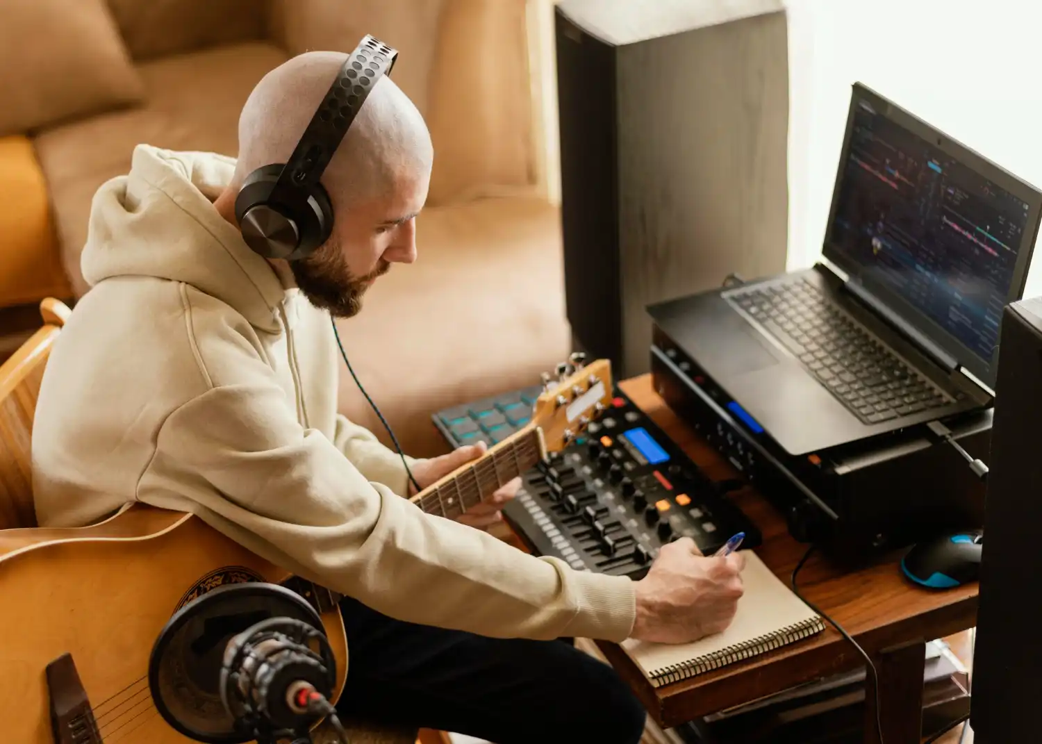 chico trabajando con Studioone Pro