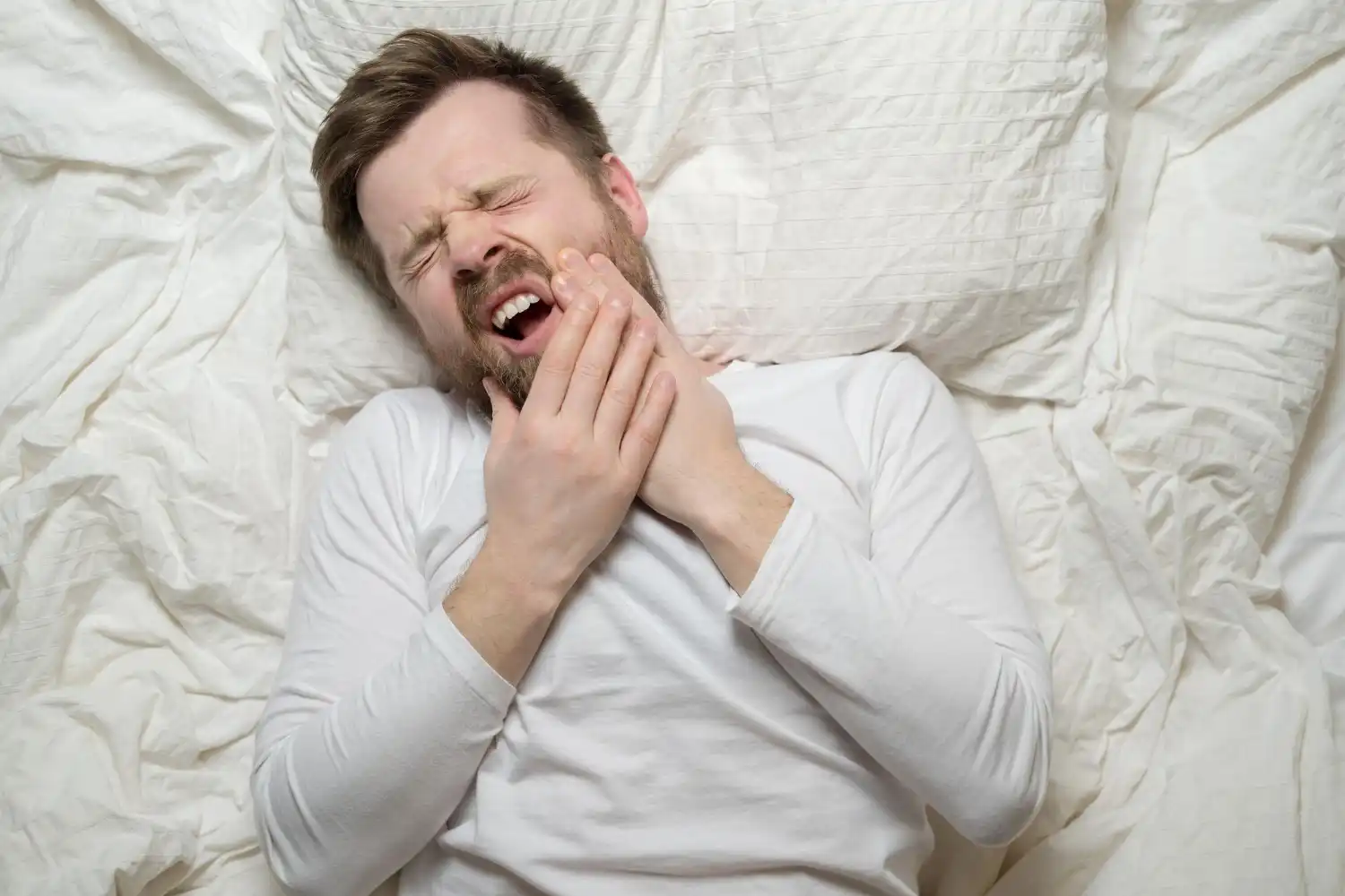 como dormir para evitar el bruxismo