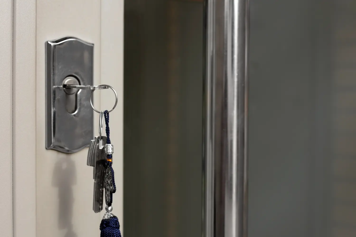 como sacar una llave partida de una cerradura